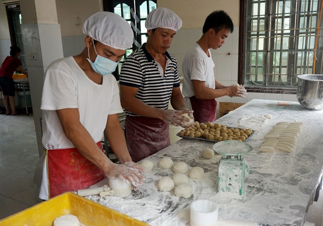 Nhào bột, nặn vỏ, nhồi nhân và đóng khuôn bánh dẻo. Tầm 2 tháng trước trung thu, nhà bà Chung phải thuê tới hơn 30 thợ làm chính và mấy chục thợ phụ làm ngày đêm mới đủ hàng trả cho các mối mua buôn và chuẩn bị hàng bán lẻ.