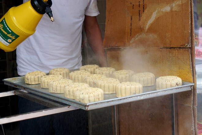 Bánh sau khi lên khuôn được phun nước trứng để tạo độ bóng, đẹp và tăng khả năng đàn hồi, tránh nứt vỡ.