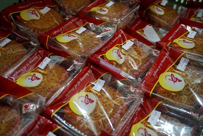 Bánh thành phẩm được đóng vỏ và ghi chú các loại nhân tương ứng.