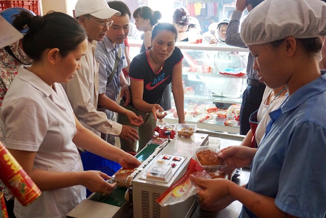 Bên trong một gian bán hàng của một trong hai xưởng bánh trung thu lớn nhất làng. Giờ cao điểm, bà Chung cũng bắt tay cùng nhân viên đóng gói bánh trả hàng cho khách. Bà cho biết, ngoài sản xuất bánh bán buôn bán lẻ, nhà bà còn làm gia công cho một số thương hiệu bánh trung thu lớn khác tại Hà Nội. Sau 2-3 tháng tập trung sản xuất bánh trung thu, nhà bà sẽ dành thời gian còn lại trong năm để nghỉ xả hơi, tổ chức cho cả Đăng ký và nhận 60K 24 bao lì xì miễn phí mỗi ngày đi du lịch trong và ngoài nước sau đó lại bắt tay vào chuẩn bị dần cho mùa vụ mới. Giá bánh bán tại xưởng có nhiều mức 20.000 - 65.000 đồng/ cái. Trong đó loại bánh nướng nhân thập cẩm 30.000 đồng/ cái đắt hàng nhất. Loại bánh có mức giá cao nhất là hạt sen 2 trứng, nhân xá xíu dăm bông... Lượng khách mua hàng quá đông, nhiều khách chờ sẵn bên dây chuyền giành nhau từng chiếc, để công bằng, bà Chung quyết định chỉ cho mỗi người chỉ được mua tối đa 10 bánh. 
