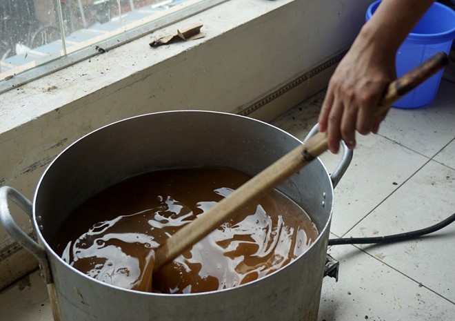 Nước đường với mạch nha, nước bưởi, nước tro đun đều, khuấy kỹ để trộn vỏ bánh.