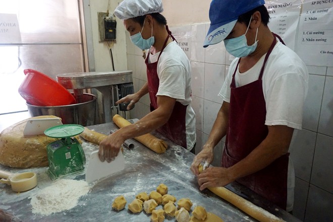 Bột sau khi nhào kỹ được chia phần để cán thành vỏ bánh.