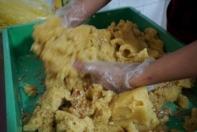 Vỏ bánh được cán mỏng đều, mịn. Công thức trộn bột hợp lý, kỹ năng nhào nhuần nhuyễn giúp vỏ bánh mỏng nhưng mịn, đàn hồi tốt, nướng lên không bị nứt nẻ. Nhào nhân bánh trung thu đậu xanh gồm đậu xanh, đường kính, vừng, hạt hướng dương. Theo bí quyết của những nghệ nhân lâu năm trong làng, nhân đậu làm bánh trung thu ngon nhất phải là đậu xanh trồng trên đất làng Tứ Liên (Tây Hồ, Hà Nội). Đất phù sa sông Hồng vun đắp lên những hạt đậu xanh thơm ngon không đâu có được. Tuy nhiên, hiện nay, do nhu cầu từ thị trường quá lớn nên một số xưởng vẫn nhập thêm đậu xanh ở các tỉnh lân cận như Hải Dương, Thái Bình, Nam Định...
