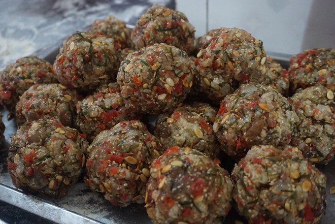Nhân bánh trung thu thập cẩm gồm rất nhiều vị trong đó cơ bản có mỡ phần, lạp sườn, lá chanh, hạt hướng dương, hạt vừng, vỏ quất...