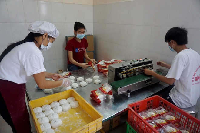 Dây chuyền bán chuyên đóng gói bánh dẻo.