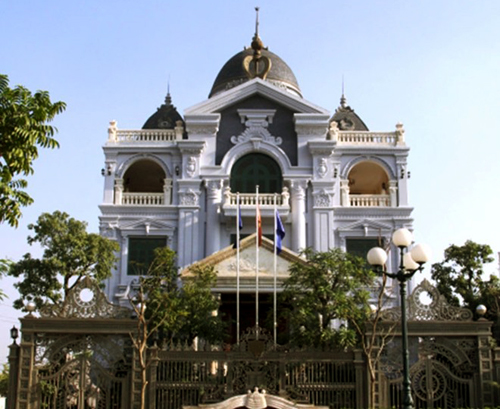 Mắt phải của Hào Anh bị loét giác mạc rất nặng nhưng cậu phớt lờ khuyến cáo của bác sĩ. Sáng 5/9, bà Thoa đưa con nhập viện. Tối 4/9, Hào Anh (tức Nguyễn Hoàng Anh, 18 tuổi, ở phường 8, TP Cà Mau) cho biết đã xin công an phường được nợ đóng phạt Đăng ký 13Win ngay nhé vì đã vi phạm Nghị định 167 về lĩnh vực phòng chống bạo lực Đăng ký và nhận 60K 24 bao lì xì miễn phí mỗi ngày trong 10 ngày. Theo đó, nam thanh niên này bị phạt 200.000 đồng.  Tại buổi làm việc với Công an phường 8, Hào Anh trực tiếp nhận lỗi trước mặt mẹ, cha dượng và hàng xóm xung quanh. Cậu cũng cam kết không tái phạm hành vi tương tự, xin rước cha mẹ về lại căn nhà mới xây ở khóm 4.  Ngay sau khi bà Phạm Thị Thoa (42 tuổi, mẹ Hào Anh) dọn đồ từ phòng trọ về nhà, Hào Anh đã đi nhuộm lại tóc đen sau nhiều ngày nhuộm vàng hoe.  Trước đó, khoảng 20h30 ngày 30/8, Hào Anh đi chơi về đến nhà hỏi xin tiền mẹ. Do buổi sáng bà Thoa đưa con trai 120.000 đồng, không còn tiền cho tiếp nên bị Hào Anh xúc phạm, nặng lời với mẹ và cả cha dượng là ông Nguyễn Xuân Hùng.  Sau khi dùng chân đá hỏng 2 chiếc quạt bàn, Hào Anh bị cho là đuổi đấng sinh thành ra khỏi nhà. Giận con trai, bà Thoa với chồng bỏ đi thì Hào Anh ôm quần áo của 2 người ném ra sân cùng một số vật dụng khác. Nhận tin báo của hàng xóm, công an phường 8 mời Hào Anh về trụ sở làm việc. Tại đây, thanh niên này thừa nhận hành vi và vợ chồng bà Thoa cũng xác nhận bị con trai ngược đãi.  Sáng 4/9, nhiều phóng viên đến tìm Hào Anh tại nhà riêng. Sau nhiều lần gọi, Hào Anh mở cửa tiếp khách nhưng cứ cúi gằm mặt, nói chuyện lí nhí và đội nón che mái tóc nhuộm vàng.  