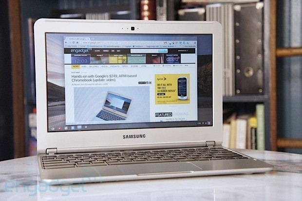 Samsung Chromebook model 11.6-Inch c&oacute; thiết kế nhỏ gọn, đẹp mắt với logo Samsung v&agrave; tr&igrave;nh duyệt Chrome b&ecirc;n ngo&agrave;i l&agrave; lựa chọn của sinh vi&ecirc;n lẫn d&acirc;n văn ph&ograve;ng với mức gi&aacute; dưới 7 triệu. 