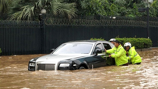 N&ecirc;n cẩn thận khi l&aacute;i xe v&agrave;o những v&ugrave;ng ngập nước
