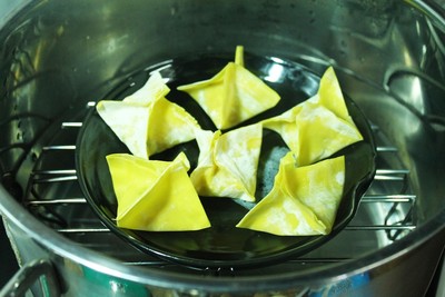 Đem b&aacute;nh ho&agrave;nh th&aacute;nh hấp c&aacute;ch thủy trong v&ograve;ng 20 ph&uacute;t.