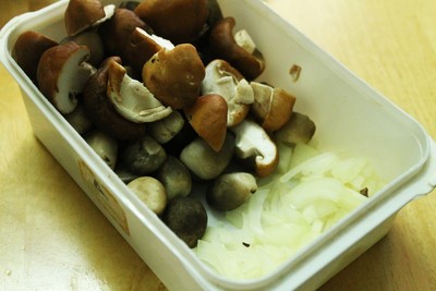 Gọt bỏ c&aacute;c phần dơ của nấm rơm, rửa sạch, để r&aacute;o v&agrave; cắt nhỏ. Cắt bỏ gốc nấm đ&ocirc;ng c&ocirc;, rửa sạch, để r&aacute;o v&agrave; cắt đ&ocirc;i. Rửa sạch v&agrave; th&aacute;i nhỏ nửa củ h&agrave;nh t&acirc;y.