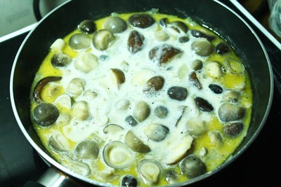 Đặt chảo l&ecirc;n bếp, mở lửa vừa v&agrave; cho 40g bơ v&agrave;o đun n&oacute;ng chảy. Thả h&agrave;nh t&acirc;y v&agrave;o x&agrave;o sơ. Đến khi h&agrave;nh t&acirc;y dần chuyển sang trong, tiếp tục cho nấm rơm v&agrave; nấm đ&ocirc;ng c&ocirc; v&agrave;o. N&ecirc;m th&ecirc;m 5g muối, 30g đường, 30g bột n&ecirc;m, 5g ti&ecirc;u, 10ml dầu m&egrave;, đảo đều. Khi nấm mềm, đổ 150ml sữa tươi v&agrave;o, khuấy đều, nấu th&ecirc;m 2 ph&uacute;t nữa rồi tắt bếp.