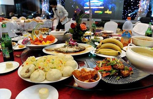 Đồ ăn thừa được gom lại nhanh ch&oacute;ng th&agrave;nh những m&oacute;n ăn hấp dẫn, thơm ngon sau khi cho v&agrave;o l&ograve; vi s&oacute;ng h&acirc;m n&oacute;ng trong v&agrave;i ph&uacute;t &ndash; một m&aacute;nh kh&oacute;e miễn ch&ecirc; của nh&agrave; h&agrave;ng