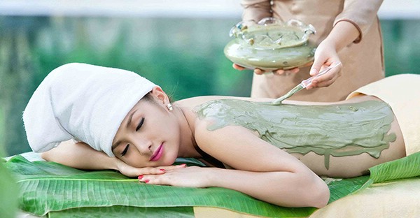 Mặt nạ b&ugrave;n kho&aacute;ng tự nhi&ecirc;n gi&aacute; rẻ cho l&agrave;n da săn chắc, mềm mượt v&agrave; rạng rỡ trong m&ugrave;a thu đ&ocirc;ng lạnh gi&aacute;. 