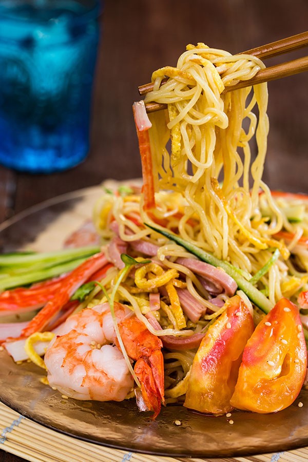 Bữa trưa ngon miệng của d&acirc;n văn ph&ograve;ng với m&oacute;n m&igrave; trộn kiểu Nhật hấp dẫn. 