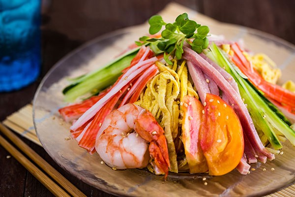 Lấy m&igrave; ra đĩa, xếp c&aacute;c nguy&ecirc;n liệu kh&aacute;c như t&ocirc;m, thanh cua, dưa leo, trứng chi&ecirc;n... xung quanh cho đẹp mắt, d&ugrave;ng k&egrave;m nước trộn đ&atilde; pha chế ở bước 1. C&oacute; thể cho th&ecirc;m &iacute;t trứng c&aacute; muối l&ecirc;n tr&ecirc;n để d&ugrave;ng k&egrave;m t&ugrave;y th&iacute;ch.