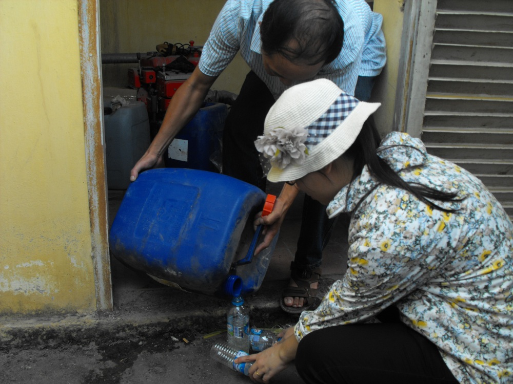 Để c&oacute; nước sinh hoạt kh&ocirc;ng nhiễm Asen, c&aacute;c gia đ&igrave;nh phải huy động hết x&ocirc;, chậu&hellip; để chứa v&agrave; tiết kiệm từng giọt