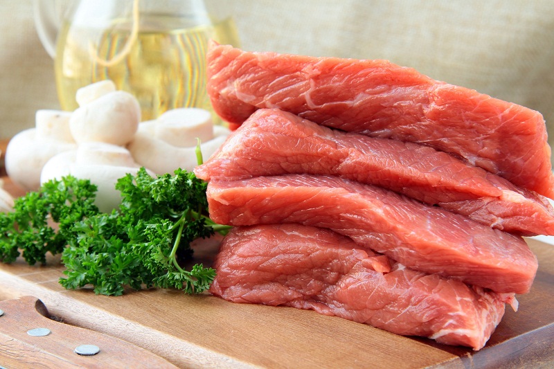 C&aacute;ch chọn mua thịt b&ograve;: mua thịt b&ograve; c&oacute; m&agrave;u đỏ tươi, độ đ&agrave;n hồi tốt, bề mặt thịt mịn, kh&ocirc;