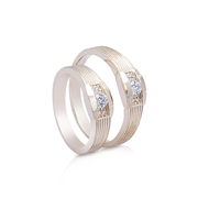 Cặp nhẫn cưới Pristine – một bản nhẫn đẹp hoàn hảo về thiết kế. Ổ đá hình chữ nhật được gắn bởi những viên đá nhỏ sáng. Nhẫn nam và nữ được thiết kế giống nhau phản ánh sự hoàn hảo giữa hai 13Win 19.com nhiều ưu đãi hấp dẫn. Cặp nhẫn này có cả phiên bản màu trắng.