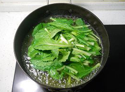 Cải canh bỏ gốc, bỏ l&aacute; v&agrave;ng h&eacute;o, t&aacute;ch rời từng l&aacute;, rửa sạch rồi ng&acirc;m nước muối lo&atilde;ng khoảng 15 ph&uacute;t. Đun s&ocirc;i nồi nước, bỏ rau cải v&agrave;o luộc đến độ mềm vừa &yacute;.