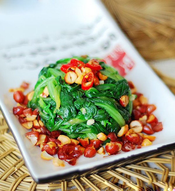 Nộm cải canh c&oacute; vị hơi the the đặc trưng của cải. Thỉnh thoảng c&oacute; thể cho th&ecirc;m v&agrave;i l&aacute;t gừng th&aacute;i mỏng v&agrave;o cải, l&agrave;m k&iacute;ch th&iacute;ch vị gi&aacute;c, khiến m&oacute;n nộm khi ăn sẽ thơm v&agrave; ngon hơn.