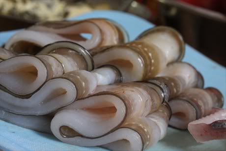 Cho lươn ra đĩa, để nguội, gỡ thịt v&agrave; xương ri&ecirc;ng ra. Phần thịt lươn dằm nhỏ để trẻ c&oacute; thể ăn được. Phần xương lươn th&igrave; ninh lấy nước d&ugrave;ng hoặc đem gi&atilde; nhuyễn, lọc (giống như lọc cua) lấy nước d&ugrave;ng, đem nấu ch&aacute;o.
