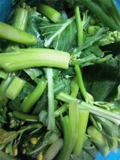 Cắt ngồng cải l&agrave;m đ&ocirc;i.
