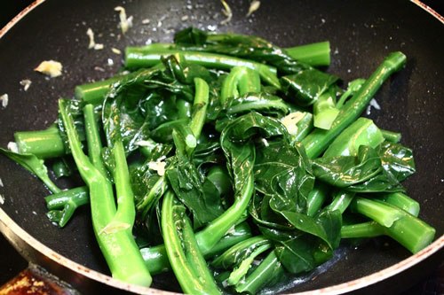 Tiếp theo đổ ngồng cải ra rổ cho r&aacute;o nước. Đun n&oacute;ng hai th&igrave;a nhỏ dầu ăn, phi tỏi thơm, đổ ngồng cải v&agrave;o x&agrave;o ở lửa lớn v&agrave; nhanh tay. N&ecirc;m 2 th&igrave;a c&agrave; ph&ecirc; hạt n&ecirc;m, 1/2 th&igrave;a c&agrave; ph&ecirc; đường. V&igrave; ngồng cải đ&atilde; c&oacute; luộc sơ n&ecirc;n sẽ rất nhanh ch&iacute;n, bạn x&agrave;o chừng tầm 2 - 3 ph&uacute;t.