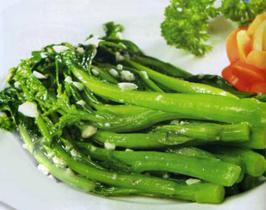 Tắt bếp, rắc th&ecirc;m 1/2 th&igrave;a c&agrave; ph&ecirc; ti&ecirc;u. Cho m&oacute;n ăn ra đĩa d&ugrave;ng với cơm.