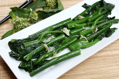 Phi v&agrave;ng tỏi th&aacute;i l&aacute;t với 1/2 th&igrave;a s&uacute;p dầu ăn rồi cho l&ecirc;n đĩa cải x&agrave;o.