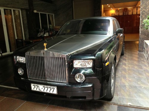Chiếc siêu xe Phantom màu diệp lục, như tên của nữ đại gia Bạch Diệp. 
