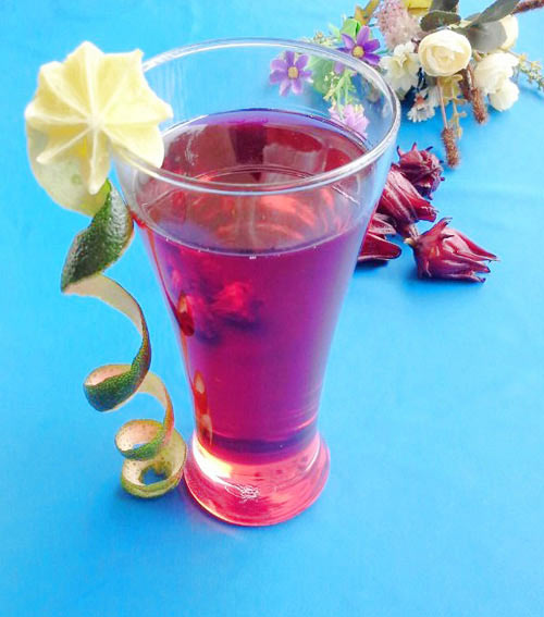 Nước hoa atiso đỏ c&oacute; vị chua nhẹ, thanh m&aacute;t sẽ l&agrave;m cả nh&agrave; h&agrave;i l&ograve;ng, nhất l&agrave; trong m&ugrave;a lạnh n&agrave;y. 