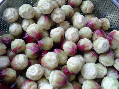 Phần c&aacute;nh để ri&ecirc;ng sau đ&oacute; rửa lại bằng nước muối, cuối c&ugrave;ng bạn tr&aacute;ng lại bằng nước s&ocirc;i để nguội.