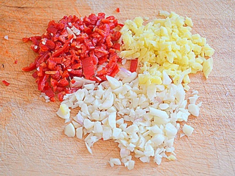 Tỏi b&oacute;c vỏ lụa, băm nhỏ. Ớt cắt khoanh nhỏ, bỏ hạt. Gừng rửa sạch đập dập, băm nhỏ.