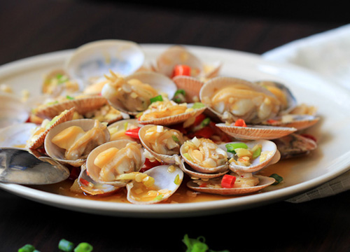 Cho ngao hoa x&agrave;o tỏi ớt ra v&agrave; thưởng thức n&oacute;ng hổi ngay với cơm trắng nh&eacute;.