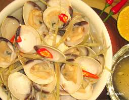 Sau đ&oacute;, vặn to lửa, cho ngao v&agrave;o. Th&ecirc;m muối v&agrave; đảo ngao trong 1 ph&uacute;t để gia vị ngấm v&agrave;o thịt ngao.