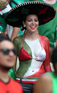 Nữ CĐV Mexico xinh đẹp trong trận Brazil gặp Mexico