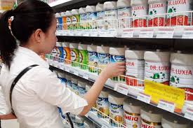 Nhiều mặt h&agrave;ng sữa được b&aacute;n hết sau khi &aacute;p trần gi&aacute; b&aacute;n lẻ