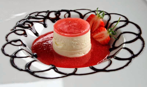 Những ly panna cotta sốt d&acirc;u t&acirc;y ngọt ng&agrave;o, tr&aacute;ng miệng sau bữa cơm trưa hoặc tối.