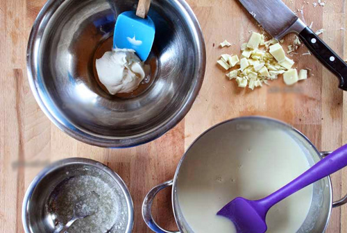 C&acirc;n kem v&agrave; đường rồi cho v&agrave;o một b&aacute;t. H&ograve;a tan gelatin trong một b&aacute;t nhỏ. S&ocirc; c&ocirc; la trắng xắt nhỏ. Cho kem fraiche ra một b&aacute;t nhỏ.
