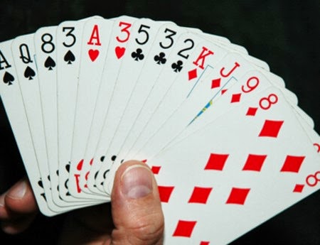 Phấn thơm c&oacute; thể gi&uacute;p sắp xếp những qu&acirc;n b&agrave;i lộn xộn của bạn