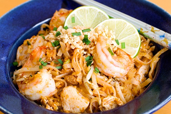 Phở x&agrave;o l&agrave; một m&oacute;n ăn m&agrave; d&acirc;n c&ocirc;ng sở rất th&iacute;ch d&ugrave;ng trong buổi trưa. M&oacute;n phở c&agrave;ng th&ecirc;m đậm đ&agrave; với vị chua ngọt của me. 