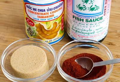 B&oacute;p me với nước khoảng 150ml nước ấm rồi lọc lấy nước. Sau đ&oacute;, cho nước me, nước mắm, đường, ớt bột v&agrave;o nồi đun ở lửa nhỏ trong khoảng 15' để l&agrave;m nước sốt me.