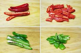 Ớt đỏ v&agrave; xanh th&aacute;i th&agrave;nh c&aacute;c l&aacute;t nhỏ.