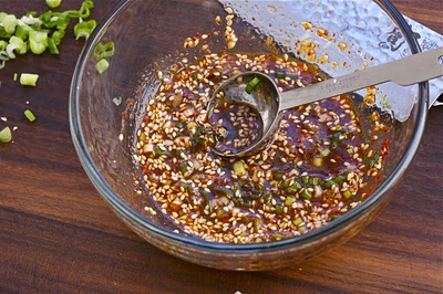L&agrave;m nước sốt: Pha hỗn hợp gồm 3 th&igrave;a x&igrave; dầu, 1 th&igrave;a dầu h&agrave;o, 1 th&igrave;a dấm, 1 th&igrave;a đường, tỏi t&acirc;y, ớt với khoảng 2/3 b&aacute;t ăn cơm nước.