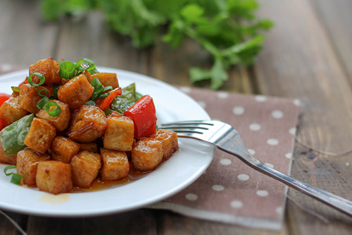 Cho đậu phụ sốt x&igrave; dầu ra đĩa, trang tr&iacute; rồi ăn với cơm khi đang c&ograve;n n&oacute;ng nh&eacute;!