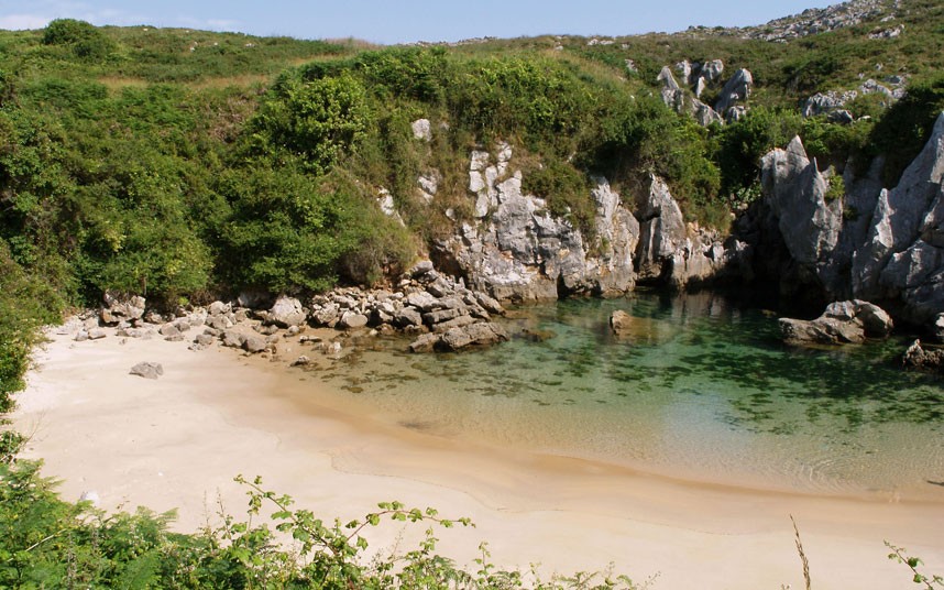 Bãi tắm Playa de Gulpiyuri thuộc Tây Ban Nha có các mạch nước ngầm thông ra biển