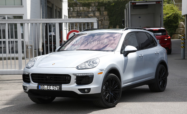 Porsche Cayenne: Phiên bản nâng cấp 2015 của dòng xe huyền thoại này mới đây đã được nhà sản xuất Porsche hé lộ hình ảnh và thông tin chi tiết trước khi chính thức ra mắt vào tháng 10 năm nay. Xe sẽ được tích hợp nhiều công nghệ mới và hình dáng sẽ sắc sảo và góc cạnh hơn.