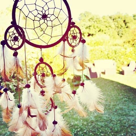 Con g&aacute;i lu&ocirc;n mong đợi m&oacute;n qu&agrave; dreamcatcher l&atilde;ng mạn từ người m&igrave;nh y&ecirc;u