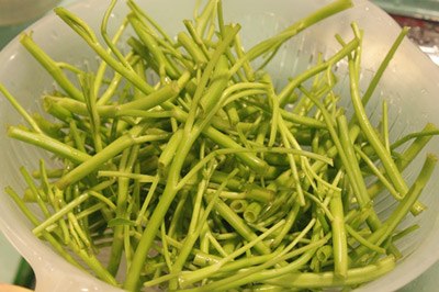 Rau muống cắt bỏ hết l&aacute;, ngắt cọng muống th&agrave;nh từng cọng ngắn, rửa lại cho thật sạch.