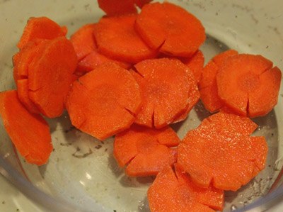 C&agrave; rốt cạo vỏ, , rửa sạch, cắt khoanh tr&ograve;n nhỏ, trộn đều với ch&uacute;t muối, để khoảng 15 ph&uacute;t sau đ&oacute; d&ugrave;ng tay vắt r&aacute;o, kh&ocirc;ng cần rửa lại với nước.